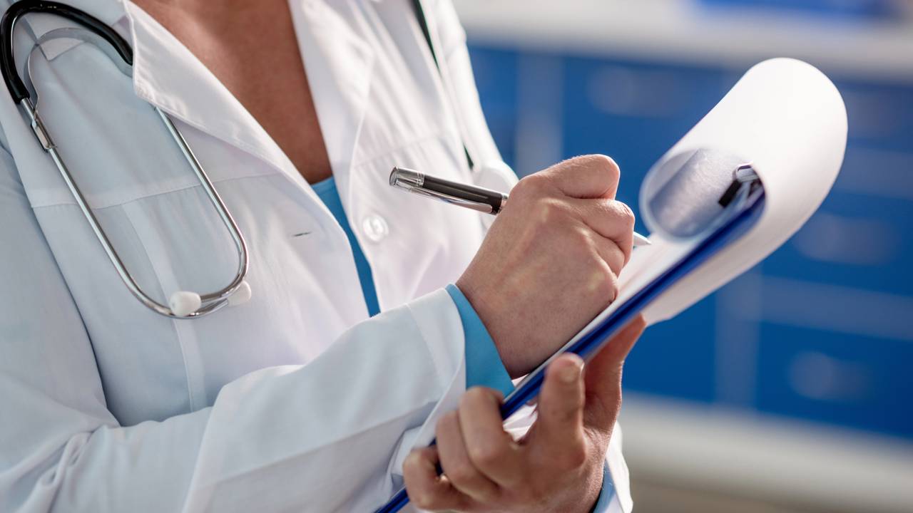 O que significa sonhar que está sendo examinado por médicos