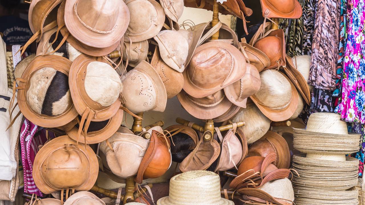 Caminhar entre bancas aqui é como visitar o Ceará inteiro