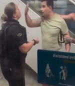 Foto: Homem de blusa branca, identificado como Jonathan Golçalves de Souza, discute com uma agente de segurança do MetrôRio. Fonte: Redes Sociais