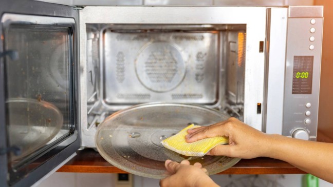 Truques caseiros para limpar o micro-ondas com facilidade