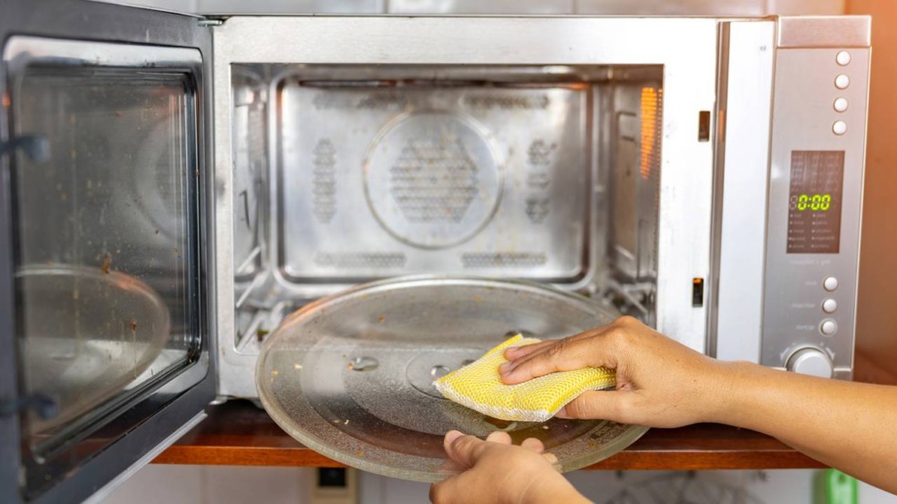 Truques caseiros para limpar o micro-ondas com facilidade Truques caseiros para limpar o micro-ondas com facilidade