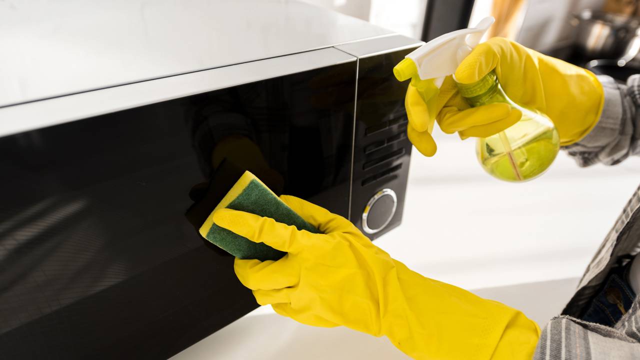 Truques caseiros para limpar o micro-ondas com facilidade