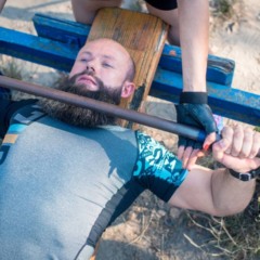 Homem realizando exercício de musculação - Créditos: depositphotos.com / AntonShevchenko