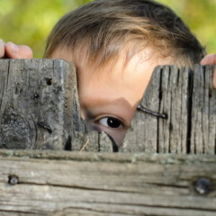 Sentir que alguém nos observa é um fenômeno intrigante e comum, que desperta curiosidade tanto no cotidiano quanto na ciência