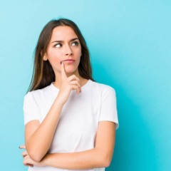 O ouvido apitando sozinho é um sintoma que costuma gerar dúvidas e preocupação em muitas pessoas. A ciência médica reconhece esse fenômeno como zumbido,