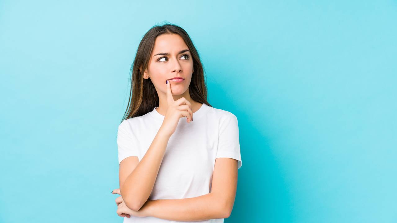 O ouvido apitando sozinho é um sintoma que costuma gerar dúvidas e preocupação em muitas pessoas. A ciência médica reconhece esse fenômeno como zumbido,