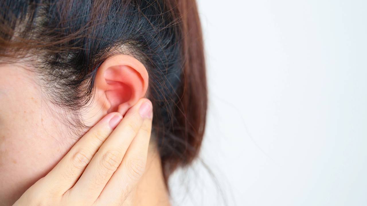 O que significa quando sentimos o ouvido tampado do nada