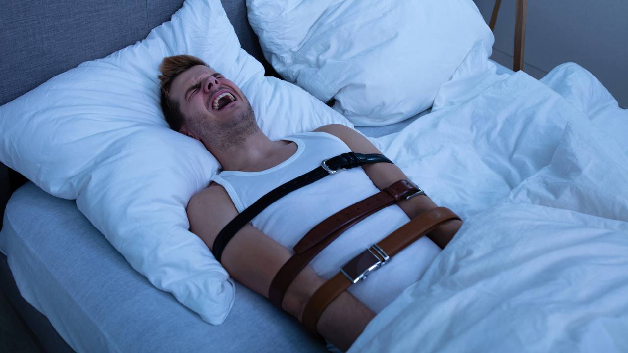 Durante o dormir , algumas pessoas relatam a sensação de sentir o corpo travar, uma experiência marcada por incapacidade temporária de se mover ou falar, geralmente ao adormecer ou acordar
