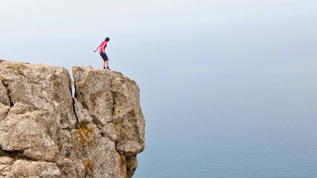 O que significa sonhar que está caindo de um penhasco, segundo a psicologia