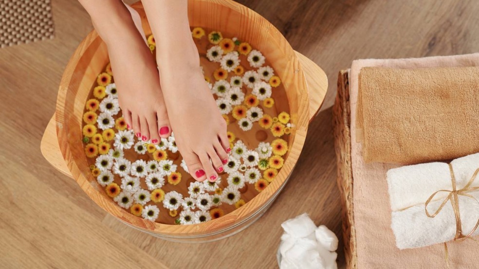 Como fazer um escalda-pés em casa e relaxar após um dia cansativo