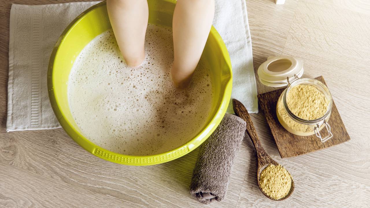 Como fazer um escalda-pés em casa e relaxar após um dia cansativo