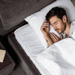 A respiração lenta antes de dormir ajuda a desacelerar os pensamentos e preparar o corpo para um sono mais tranquilo.