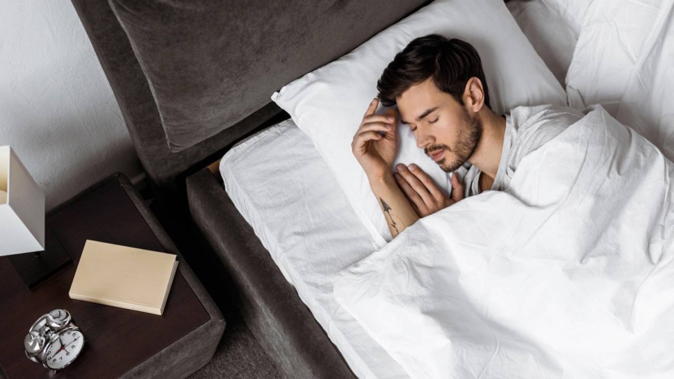 A respiração lenta antes de dormir ajuda a desacelerar os pensamentos e preparar o corpo para um sono mais tranquilo. A respiração lenta antes de dormir ajuda a desacelerar os pensamentos e preparar o corpo para um sono mais tranquilo.