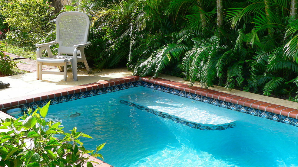 Como decidir se ter piscina em casa é a escolha certa
