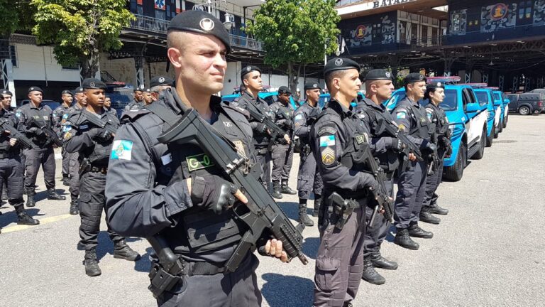 Traficantes são presos em ação da PM no Centro de Niterói Traficantes são presos em ação da PM no Centro de Niterói