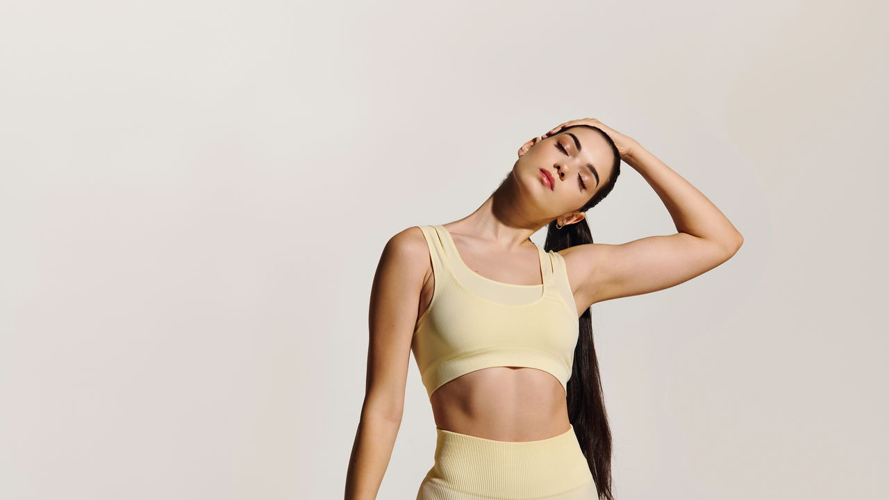 A postura corporal é um dos elementos mais visíveis da linguagem não verbal e transmite informações que vão além das palavras