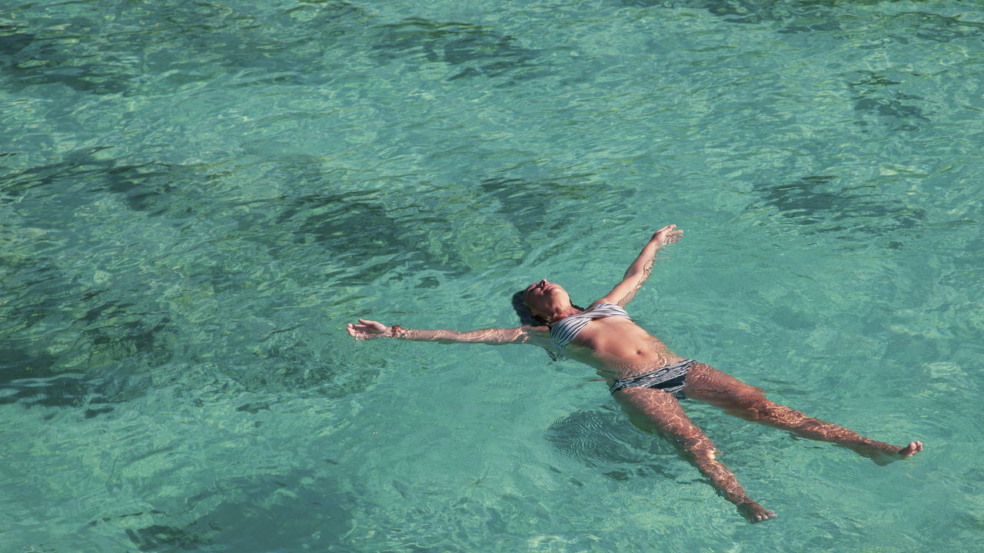 As águas cristalinas da Praia de Meaípe no litoral de Guarapari, Espírito Santo, oferecem um cenário ideal para lazer e contemplação