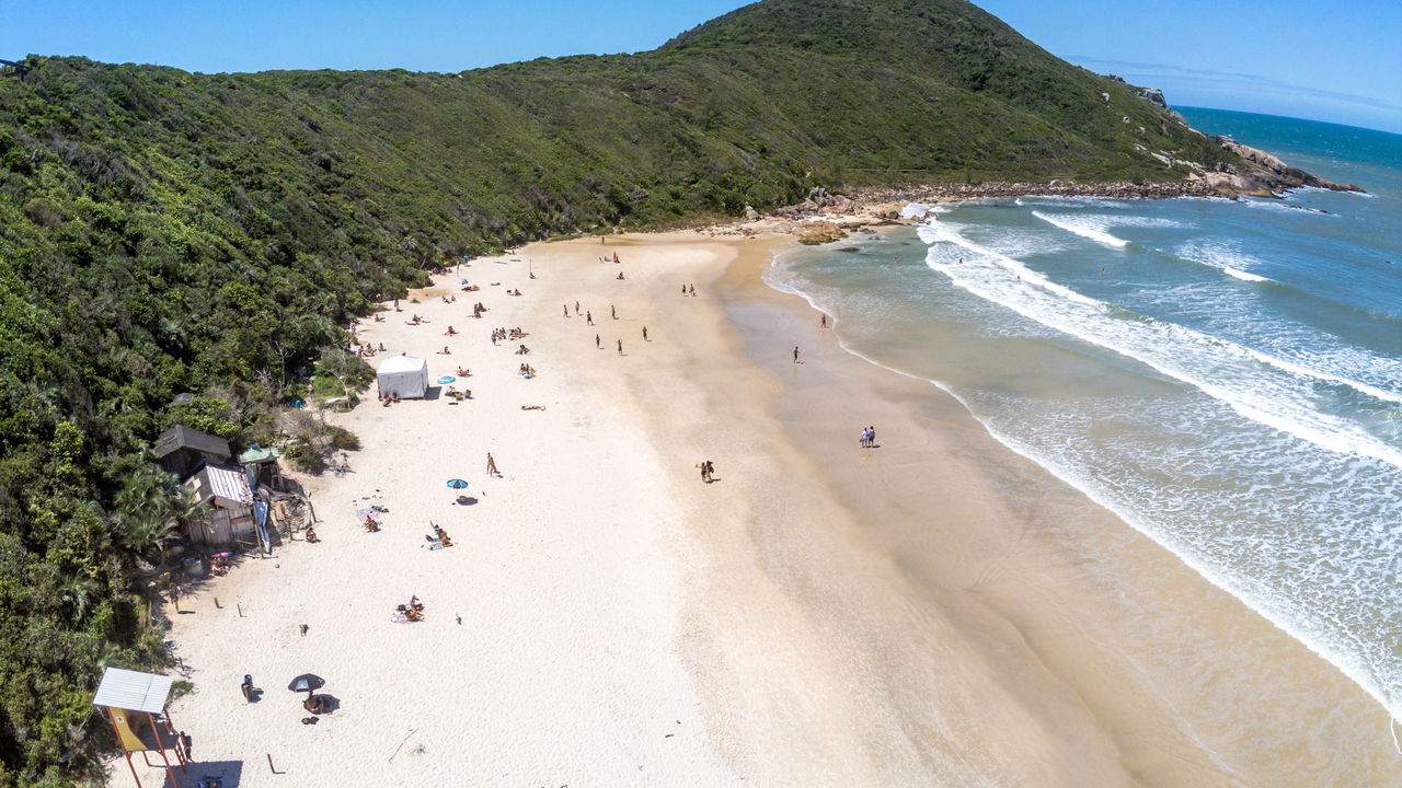 Quem busca um cenário paradisíaco encontra na Praia do Rosa em Imbituba, Santa Catarina, um convite irresistível ao contato com a natureza e a tranquilidade