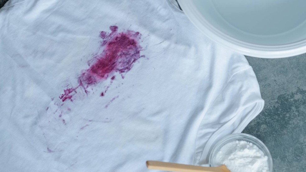 Truques simples e eficazes para remover mancha de roupa com sal Truques simples e eficazes para remover mancha de roupa com sal