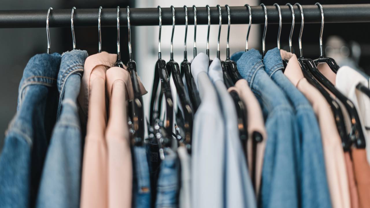O segredo para um guarda-roupa funcional e sem bagunça