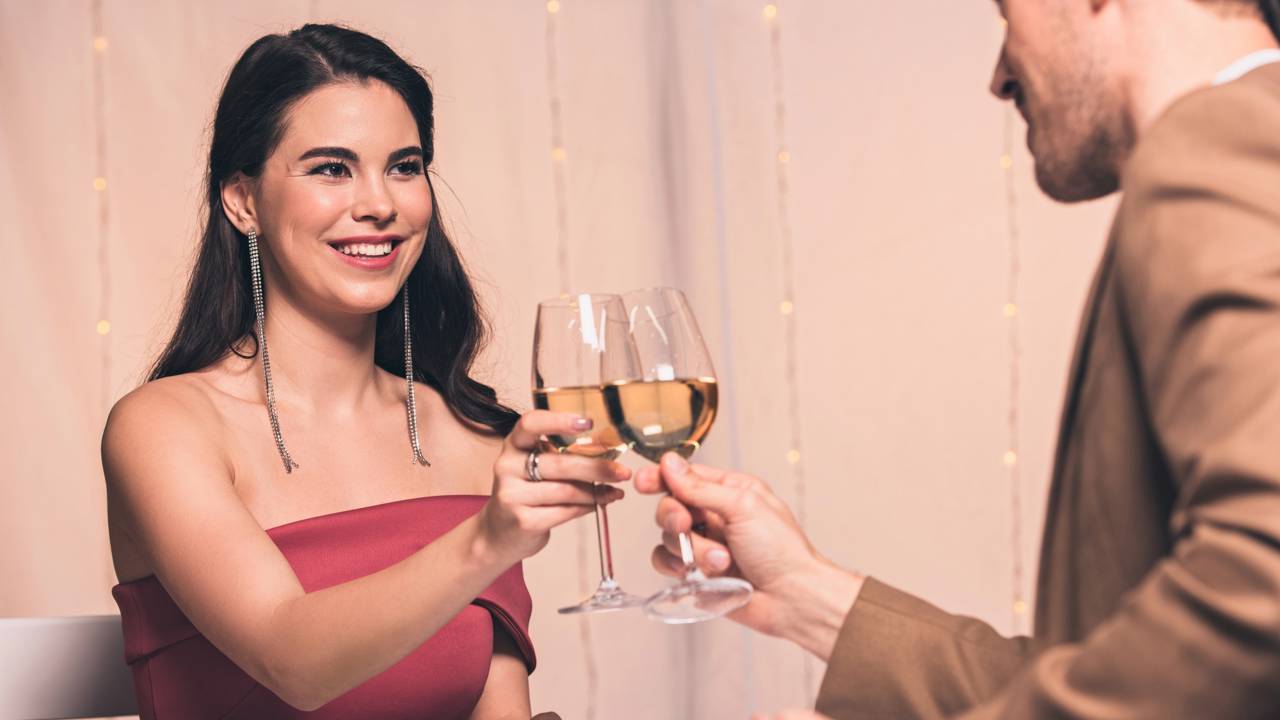 Por que olhamos nos olhos ao brindar com alguém?