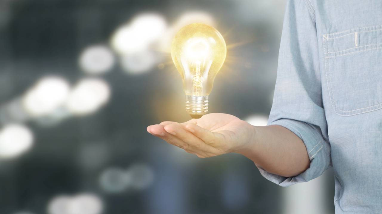 Deixe sua casa mais moderna com lâmpadas inteligentes