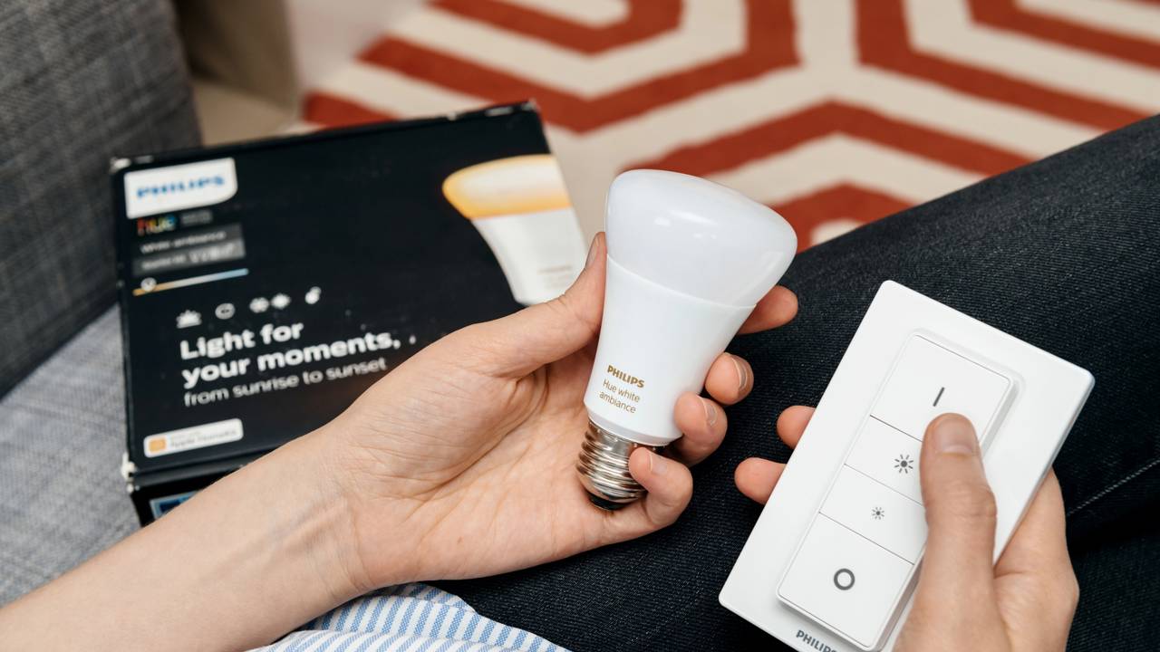 Deixe sua casa mais moderna com lâmpadas inteligentes