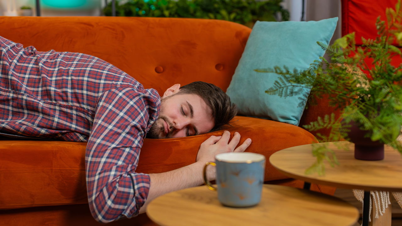 Sonhar que está em queda livre é um dos sonhos mais impactantes e comuns. Essa experiência costuma trazer à tona sensações de medo, vulnerabilidade e impotência