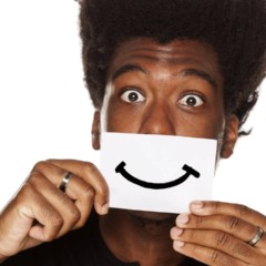 Um sorriso nem sempre reflete alegria, e esses sinais mostram isso