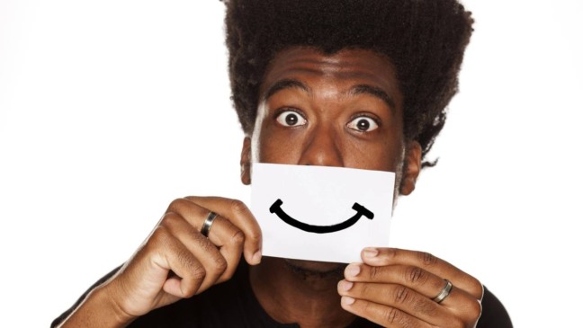 Um sorriso nem sempre reflete alegria, e esses sinais mostram isso
