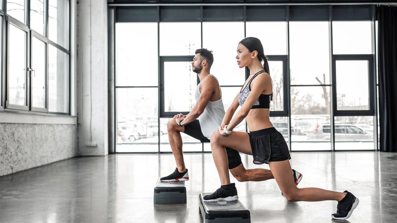 4 exercícios com step para iniciantes e avançados