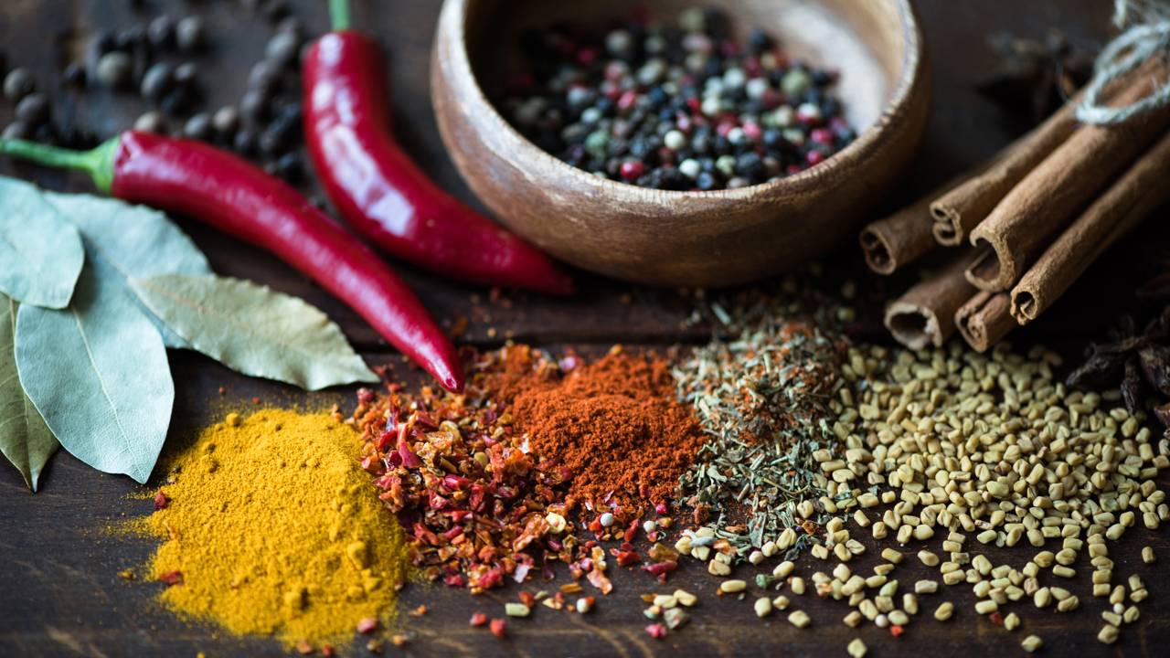 Aprenda a organizar temperos e facilitar o preparo das refeições