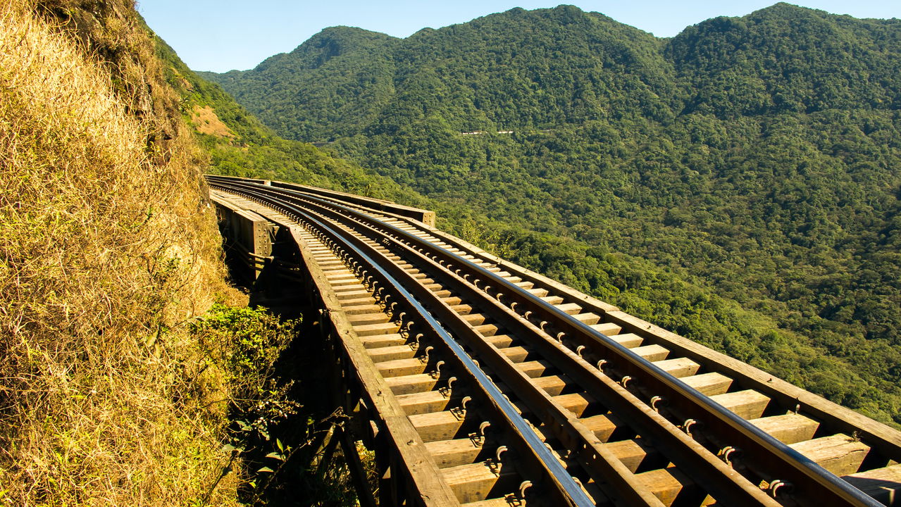 A Estrada de Ferro Curitiba-Paranaguá é considerada uma das rotas ferroviárias mais impressionantes do Brasil