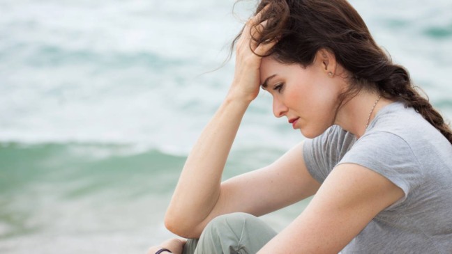 Em diversas situações do cotidiano, é possível perceber que sentimentos inesperados surgem após o fim de uma relação marcada por experiências negativas. Mesmo sabendo que determinada pessoa causou feridas emocionais ou desentendimentos, a ausência dela pode ser acompanhada por uma sensação de saudade ou vazio, demonstrando a complexidade das ligações emocionais humanas e o modo como a mente reage às rupturas.