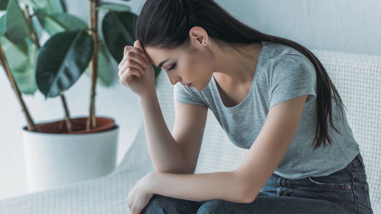 Em diversas situações do cotidiano, é possível perceber que sentimentos inesperados surgem após o fim de uma relação marcada por experiências negativas. Mesmo sabendo que determinada pessoa causou feridas emocionais ou desentendimentos, a ausência dela pode ser acompanhada por uma sensação de saudade ou vazio, demonstrando a complexidade das ligações emocionais humanas e o modo como a mente reage às rupturas.