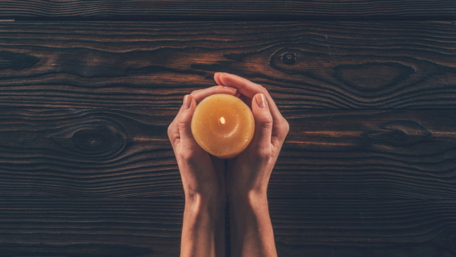 Quando uma vela apaga sozinha em casa, essa situação pode despertar curiosidade ou preocupação