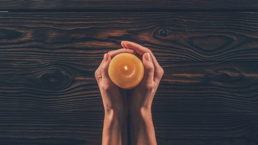 Quando uma vela apaga sozinha em casa, essa situação pode despertar curiosidade ou preocupação