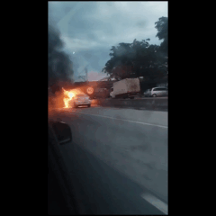 VÍDEO: Carros pegam fogo em rodovias de São Gonçalo e Itaboraí nesta terça-feira (18/11)