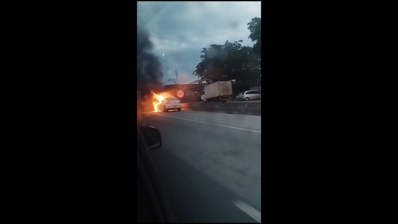 VÍDEO: Carros pegam fogo em rodovias de São Gonçalo e Itaboraí nesta terça-feira (18/11)