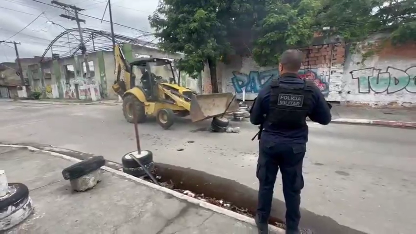 VÍDEO: Remoção de barricadas do crime chega a São Gonçalo