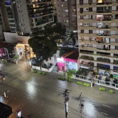 Avenida Roberto Silveira alagada próximo ao cruzamento com Avenida Sete de Setembro, em Icaraí, Zona Sul de Niterói. Foto: Reprodução/Redes Sociais