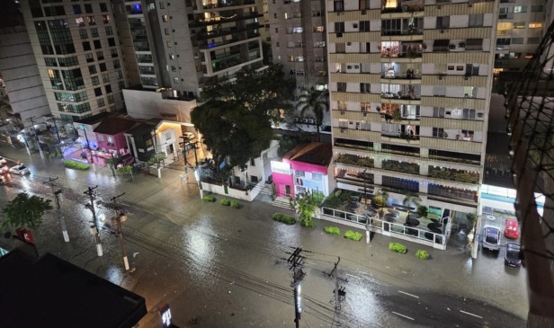 Avenida Roberto Silveira alagada próximo ao cruzamento com Avenida Sete de Setembro, em Icaraí, Zona Sul de Niterói. Foto: Reprodução/Redes Sociais