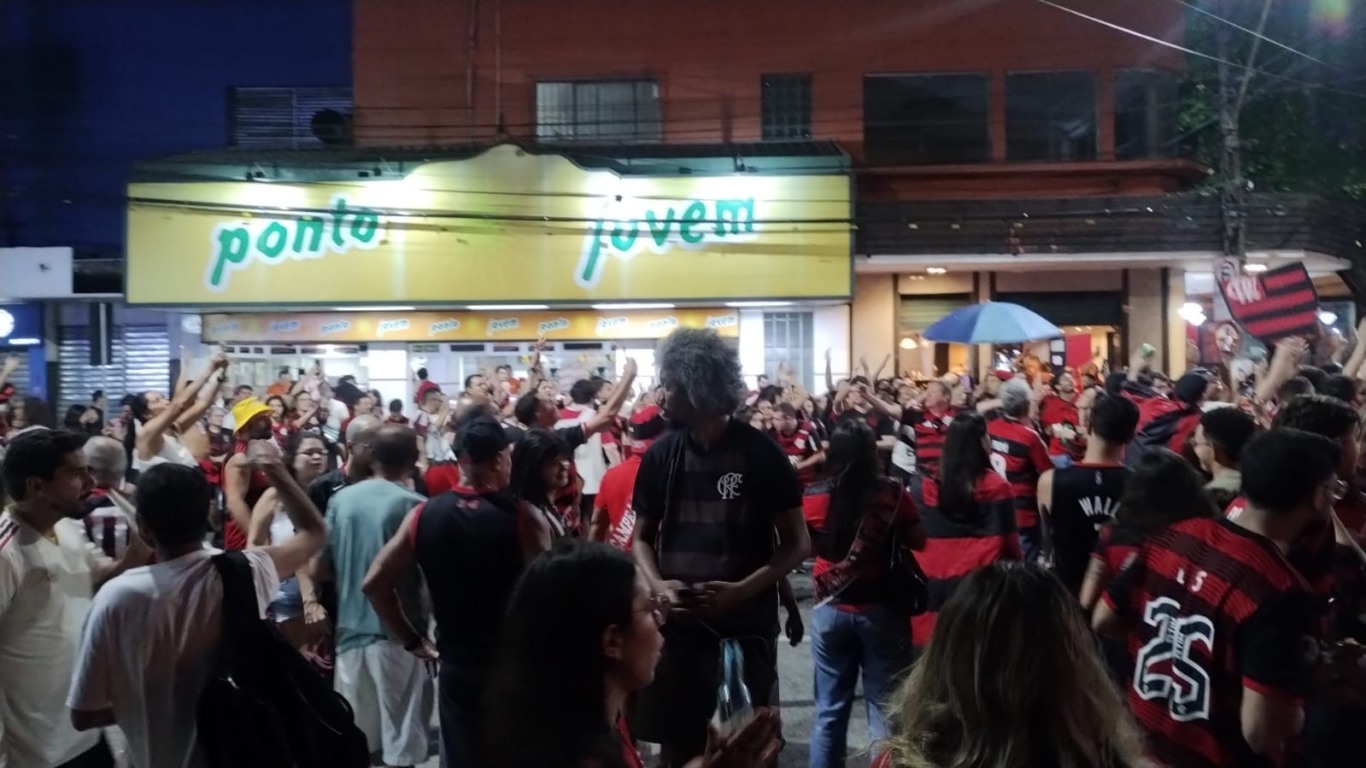 Torcedores fecharam a Rua Miguel de Frias em frente ao Chalé | Foto: Cidade de Niterói 