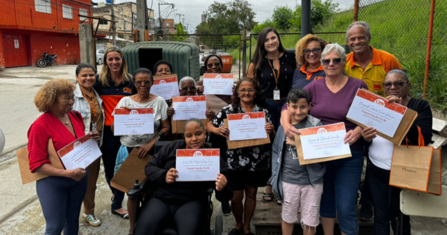 Clin ensina artesanato a mulheres da Comunidade do Buraco do Boi