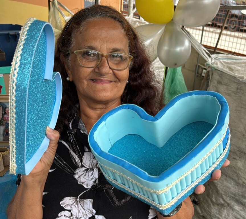 Clin ensina artesanato a mulheres da Comunidade do Buraco do Boi