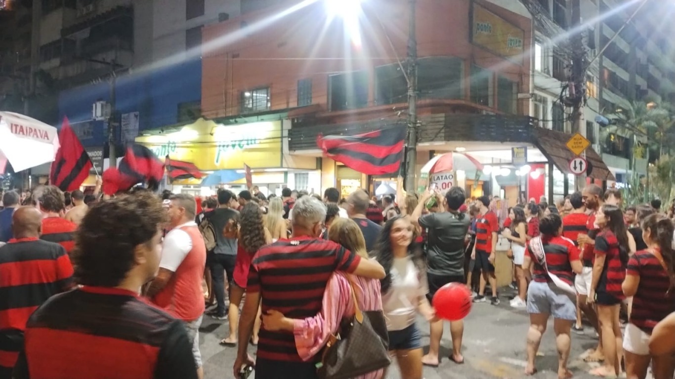 Torcedores fecharam a Rua Miguel de Frias em frente ao Chalé | Foto: Cidade de Niterói 