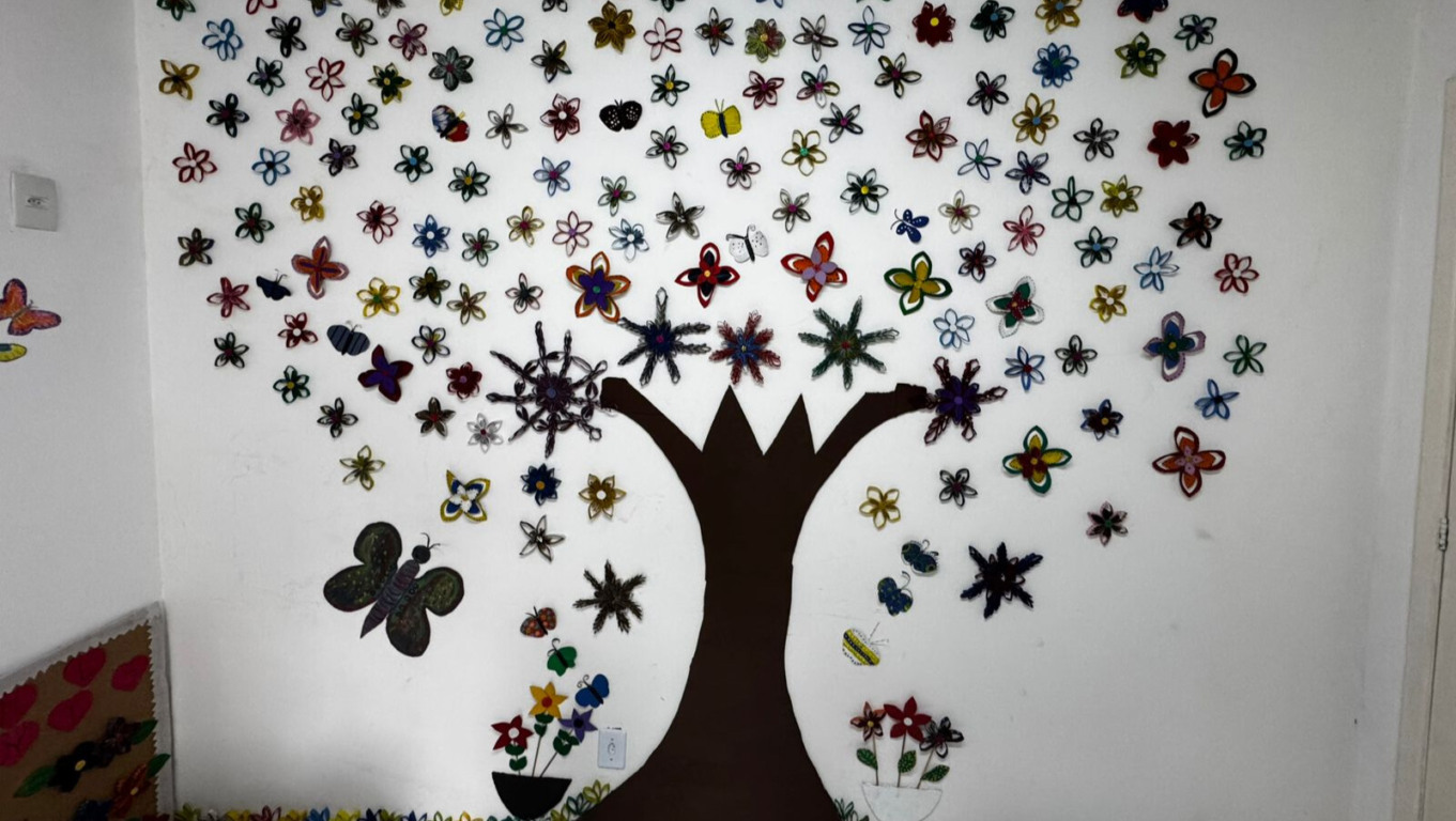 Clin ensina artesanato a mulheres da Comunidade do Buraco do Boi