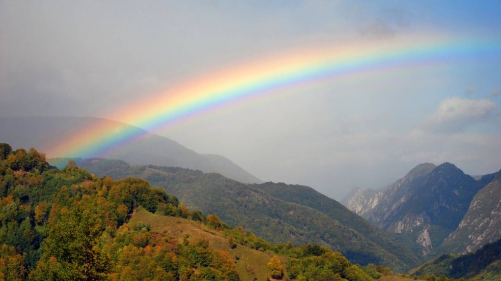 O local e o horário em que o arco-íris aparece estão diretamente relacionados ao ângulo da luz solar - Créditos: depositphotos.com / ibogdan