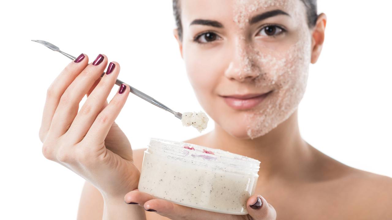 Esfoliação corporal simples que deixa a pele macia e iluminada