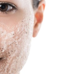 Em poucos minutos, esse esfoliante deixa a pele macia e com aparência saudável